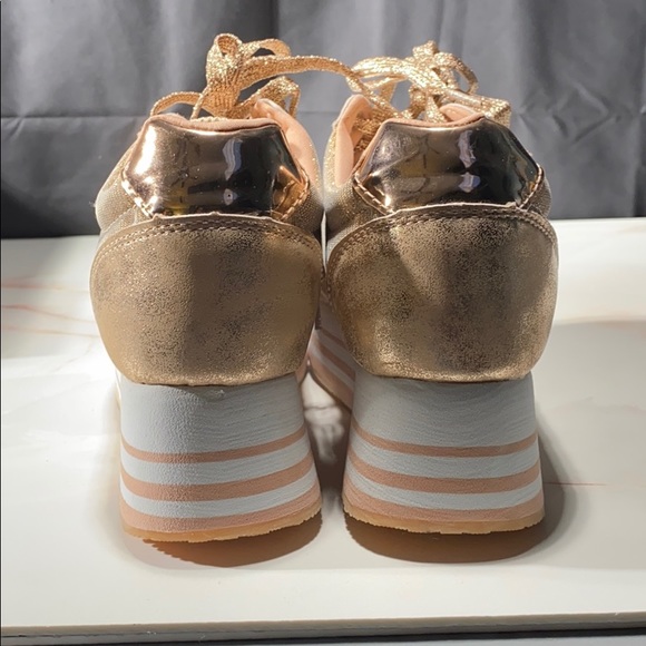 Sneakers - Picture 5 of 7